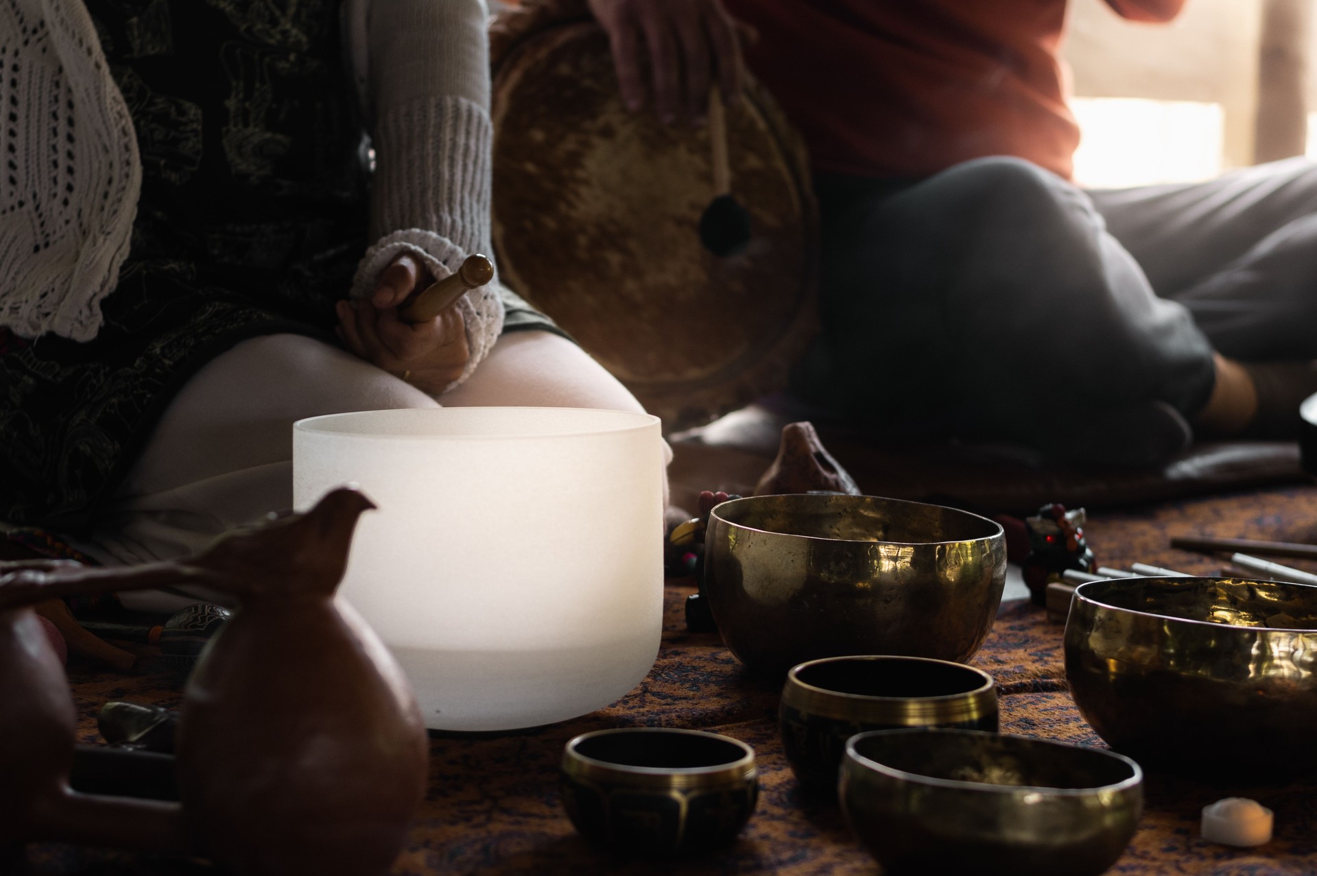 Holistic healing with crystal quartz and Tibetan sounds in a music therapy session
